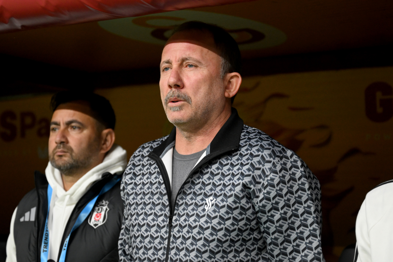 <p><b>SERGEN YALÇIN'DAN DİKKAT ÇEKEN RAKAM</b></p><p>Süper Lig tarihinde çarşamba fikstürlerinde mağlubiyet almadan Sergen Yalçın'dan (5G 1B) daha fazla maça çıkan sadece iki teknik direktör var: Andras Kuttik (14G 4B) & İsmail Kartal (5G 2B).</p>