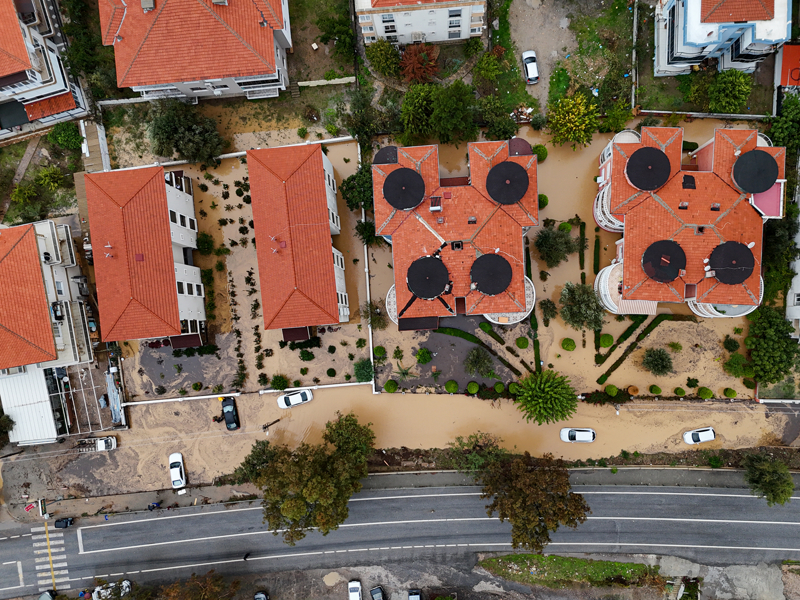 <p>İzmir'in Foça ilçesinde etkili olan sağanak nedeniyle dere taştı, bazı cadde ve sokaklarda su birikintileri oluştu.</p>