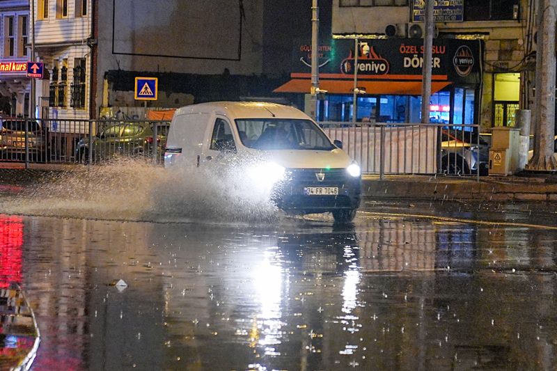 <p> İstanbul'da bazı bölgelerde aralıklarla devam eden sağanak, hayatı olumsuz etkiledi.</p>