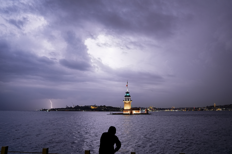 <p>İstanbul'da gece saatlerinde yağmurla birlikte çakan şimşekler, Kız Kulesi ile birlikte görüntülendi.</p>