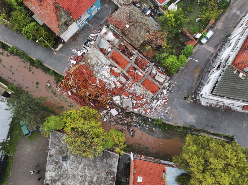 <p>Havanın aydınlanmasıyla depremin ilçede oluşturduğu hasar, AA ekiplerince dronla görüntülendi.</p>