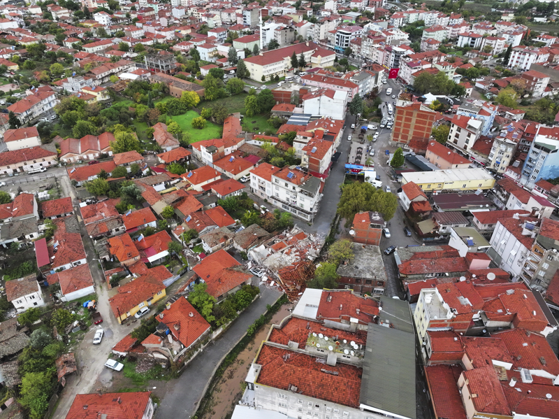 <p>Deprem nedeniyle Cumhuriyet Meydanı etrafında bulunan 2 bina tamamen yıkılırken bir araç molazların altında kaldı.</p>