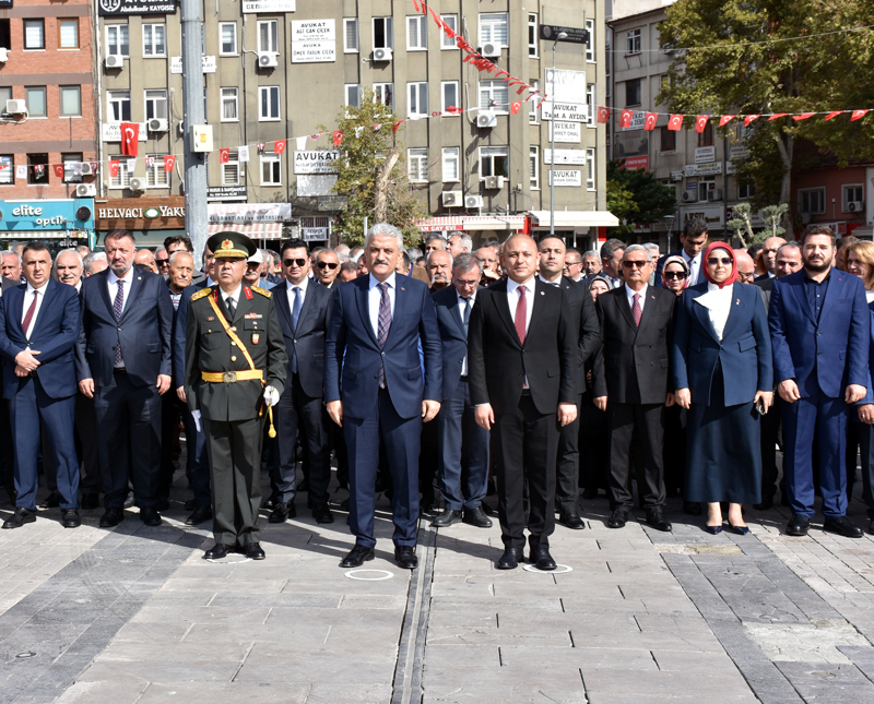 <p>Kırıkkale'de, Cumhuriyet'in 102. yılı kutlamaları kapsamında çelenk sunma töreni düzenlendi. Cumhuriyet Meydanı'ndaki törende, Vali Mehmet Makas (Ortada), Garnizon Komutanı Tuğgeneral Mehmet Ali Durmuş (Solda) ve Belediye Başkanı Ahmet Önal (Sağda), Atatürk Anıtı'na çelenk sundu.</p>