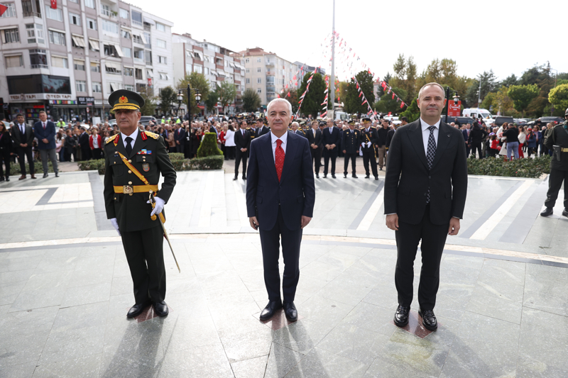 <p>Kırklareli'nde, Cumhuriyet'in 102. yılı kutlamaları kapsamında çelenk sunma töreni düzenlendi. Atatürk Anıtı'nda düzenlenen törene Vali Uğur Turan (ortada), 55.Mekanize Piyade Tugay Komutanı Tuğgeneral Erdal Köse (solda), Belediye Başkanı Derya Bulut (sağda) katıldı.</p>