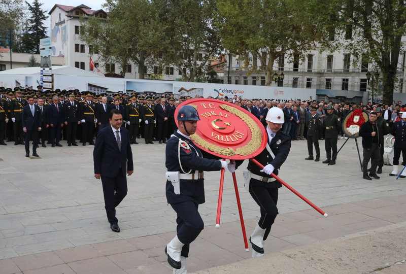 <p>Tokat'ta, 29 Ekim Cumhuriyet Bayramı ve Cumhuriyet'in 102. yılı kutlamaları kapsamında Cumhuriyet Meydanı'nda çelenk sunma töreni düzenlendi. Tokat Valisi Abdullah Köklü, Atatürk Anıtı'na çelenk sundu.</p>