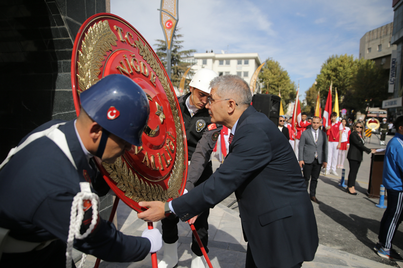 <p>Niğde'de Cumhuriyet Meydanı'nda düzenlenen törende, Vali Cahit Çelik, Belediye Başkanı Emrah Özdemir, Bor Garnizon Komutanı Albay Özcan Yetiş Atatürk Anıtı'na çelenk sundu.</p>