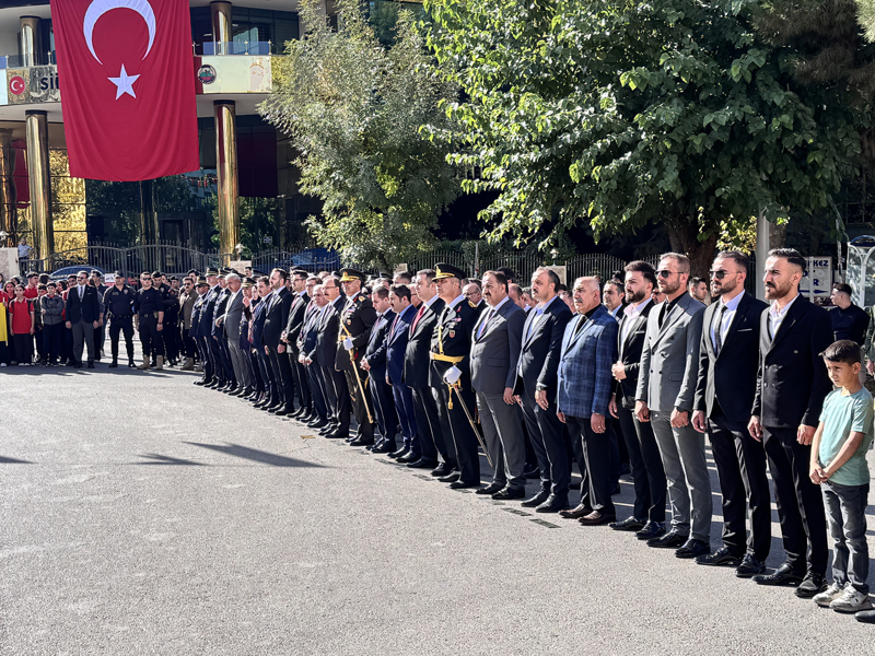 <p>Siirt'te 29 Ekim Cumhuriyet Bayramı ve Cumhuriyet'in 102. yılı kutlamaları dolayısıyla tören düzenlendi.</p>