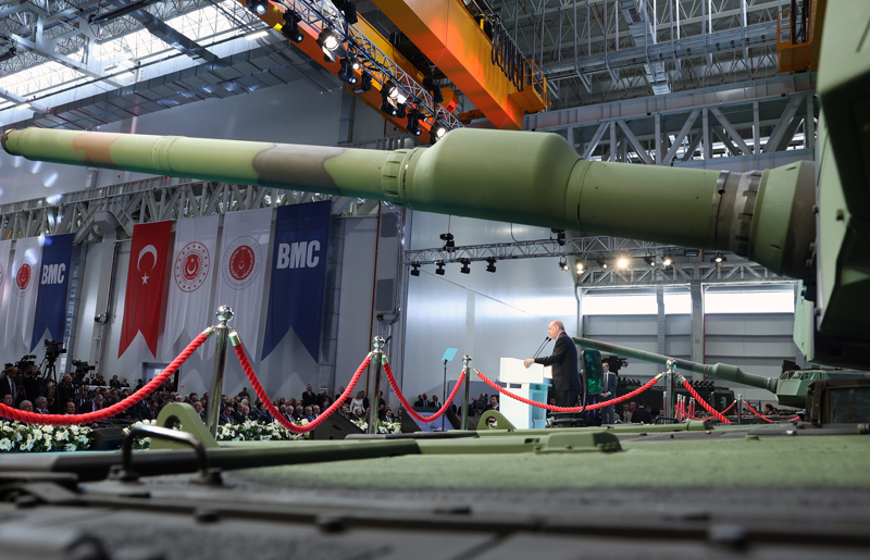 <p>ALTAY'a entegre edilen yardımcı silah sistemi "PMT 76/57T" makineli tüfeğin altında da MKE mühendislerinin imzası yer aldı. Çanakkale'de destan yazan 57'nci Alay'a ithafen adına "57T" ibaresi konulan silah sistemi, yüksek isabet oranı ve üstün kabiliyetleriyle öne çıkıyor. Yaklaşık 12 kilogram ağırlığındaki makineli tüfek, dakikada 950 atış yapabiliyor.</p>