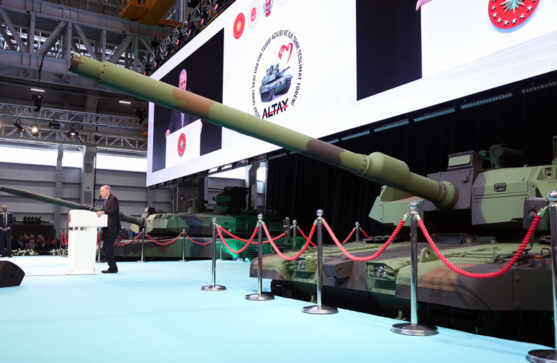 <p>NATO standardına uyumlu mühimmatları da kullanabilen ve 3 bin metre etkili menzil alanına sahip "ana silah sistemi" özel alaşımlı çelikten üretildi. Ana silah sistemi, ayrıca dakikada 6 atış yapabiliyor.</p>