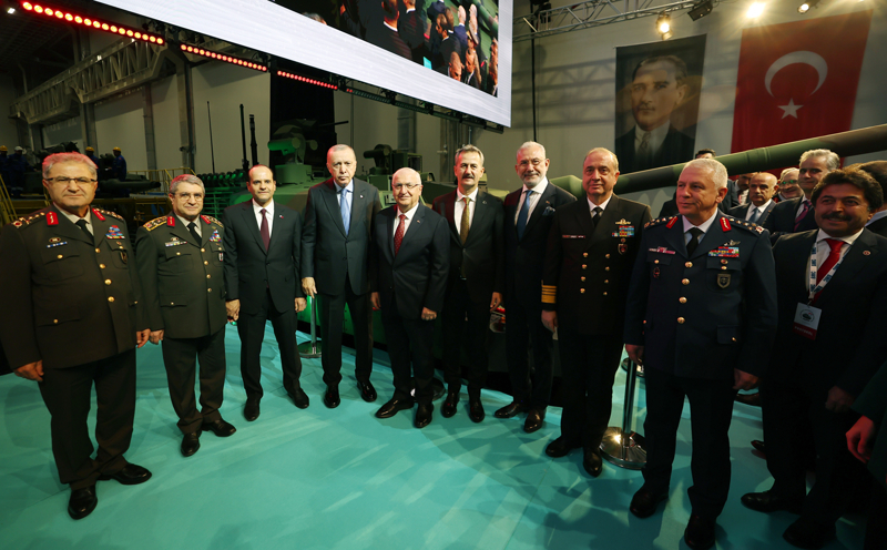 <p>MKE'den edinilen bilgiye göre, Türk Silahlı Kuvvetleri'ne ilk teslimatları gerçekleştirilecek Türkiye'nin milli ana muharebe tankı ALTAY'ın silah sistemlerinin altında Türkiye'nin en köklü savunma sanayi şirketlerinden MKE'nin de imzası bulunuyor.</p>