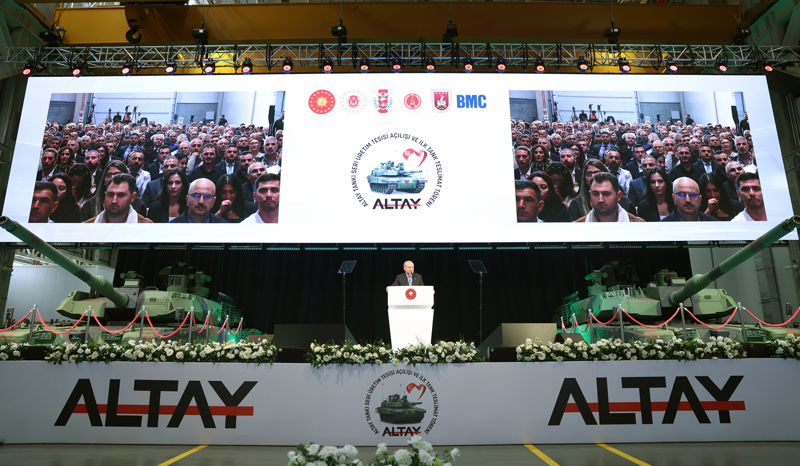 <p>Modern harp sahasının tüm ihtiyaçları gözetilerek geliştirilen ALTAY Tankı'nın 120 milimetre 55 kalibre ana silah sistemini ise MKE üretti. Sistem toplam 7 metre 118 santimetre uzunluğa ve 3 ton ağırlığa sahip.</p>