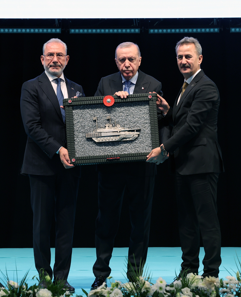 <p>ALTAY Tankı 40 adet mühimmat taşıma kapasitesine sahip. MKE mühimmat konusunda da ALTAY'a katkı sundu. Bu kapsamda harp sahasında belirlenen hedefler, MKE tarafından üretilen 120 milimetre tank mühimmatı ile vurulacak.</p>