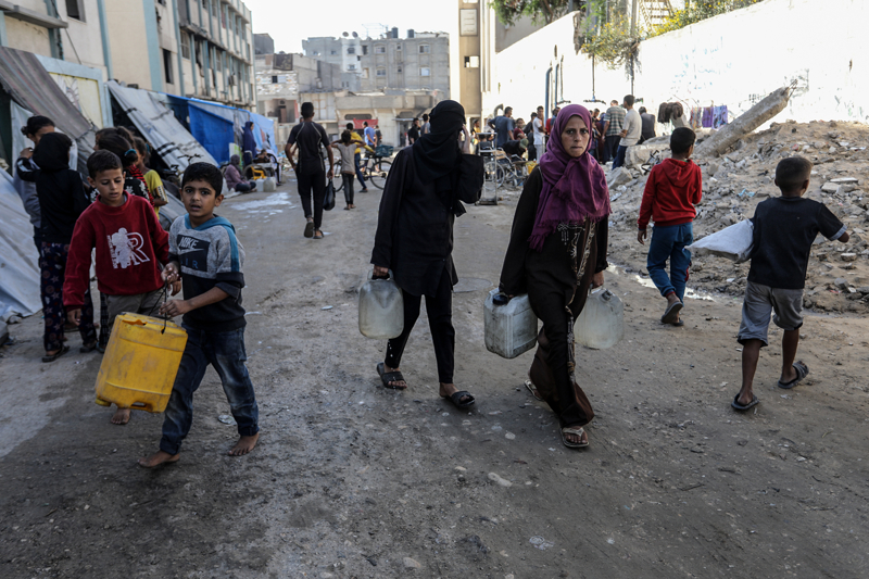 <p>Han Yunus'taki Filistinliler, tankerlerden bidonlara doldurduklar sular adrlarna ve enkaz halindeki evlerine tayor.</p>