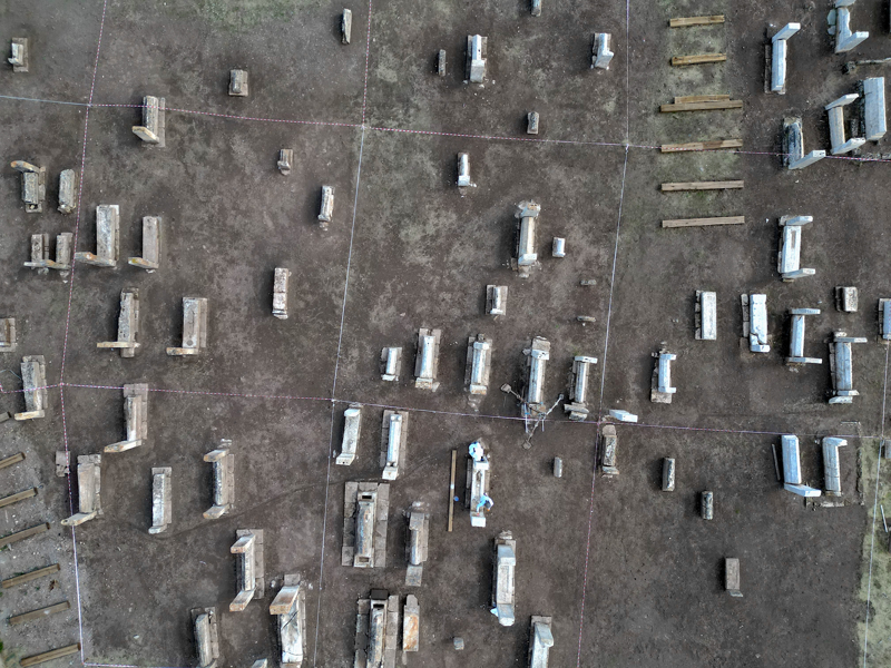 <p>'Gelecee Miras' projesi kapsamnda bu yl Cumhurbakanl kararyla kaz statsne alnan Seluklu Mezarl'nda, Van Yznc Yl niversitesi (YY) Sanat Tarihi Blm retim yesi Do. Dr. Ercan al bakanlnda alma yrtlyor.</p>