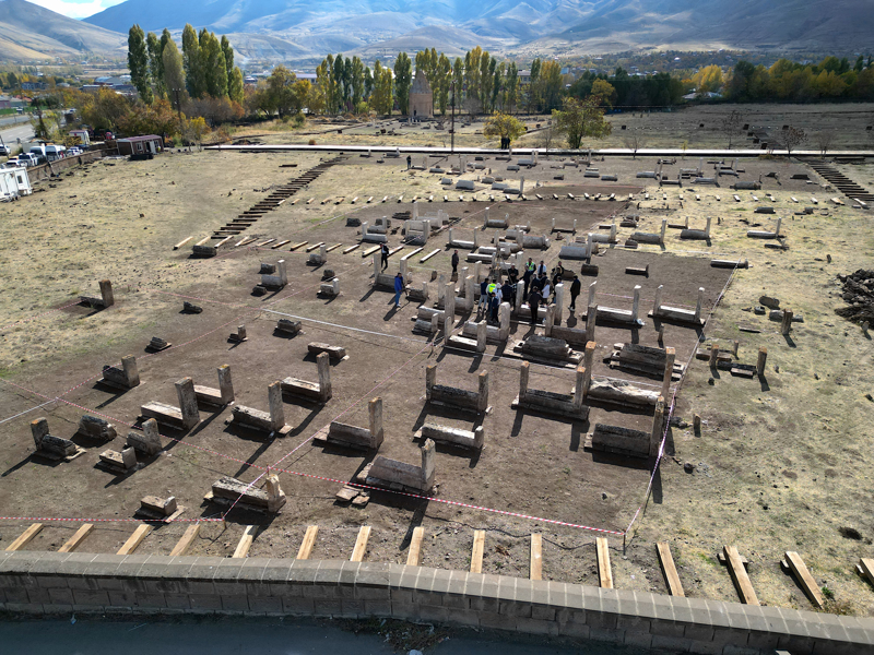 <p>Anadolu'nun en byk Trk-slam mezarlklarndan biri olan, 700 yl nce yaptrlan Halime Hatun Kmbeti'nin de iinde bulunduu tarihi alanda, Kltr ve Turizm Bakanlnn izniyle 2022'de balatlan kaz ve restorasyon almas devam ediyor.</p>