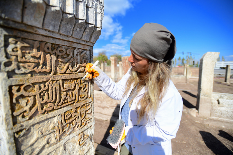 <p><b>- 'BURADAK ALIMALAR BLMSEL MAKALELERE KONU OLUYOR'</b></p><p><b><br></b></p><p>Senato yeleriyle almalar inceleyen Van YY Rektr Prof. Dr. Hamdullah evli, AA muhabirine, Geva ilesindeki 50 dnm alana sahip Seluklu Mezarl'nn Trkiye'nin en byk Trk-slam mezarlklarndan biri olduunu syledi.</p>