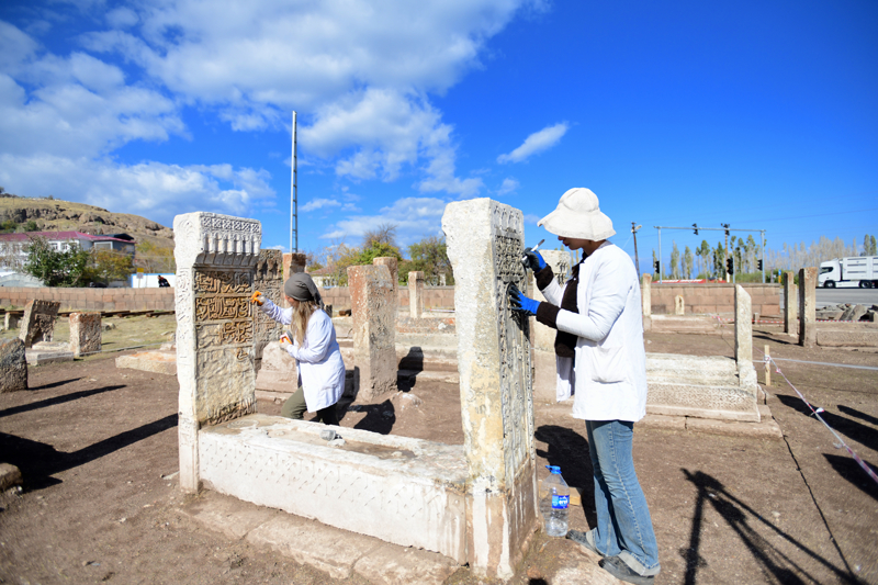 <p>Bu yl 50 mezar tann restore edildii alanda, Kltr ve Turizm Bakanlnn destei ve Van Valiliinin nclnde yaplan almayla yry yolundaki eskiyen ve bozulan traversler yenileniyor, evre dzenlemesi yaplyor.</p>