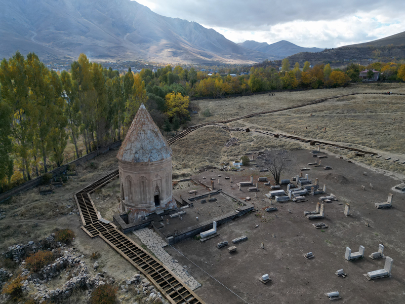 <p>Sanat tarihi, arkeoloji, epigrafi, mimarlk ve restorasyon-konservasyon blmlerinden 15'i uzman toplam 40 kiilik ekibin grev ald kazlarla gemiin izi srlyor.</p>