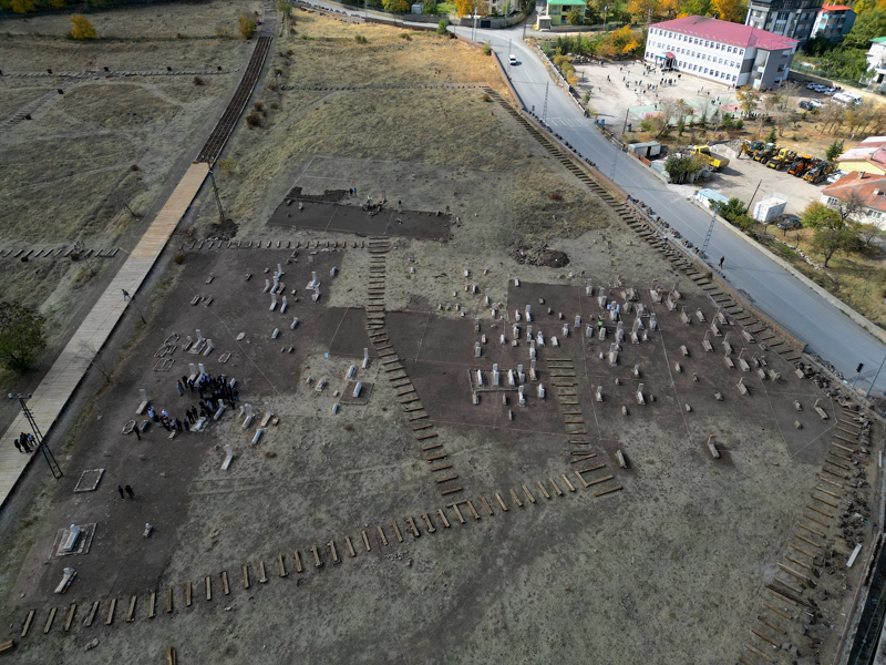 <p>Her biri sanat eseri nitelii tayan, boylar 2,5 metreye varan, zerlerindeki yaz ve geleneksel motiflerle ilgi eken 1000'e yakn mezar tann bulunduu 50 dnmlk alanda bu yl kayt altna alnan 20 mezar tann zerindeki kitabeler ve sslemeler, akademisyenlerce zmleniyor.</p>