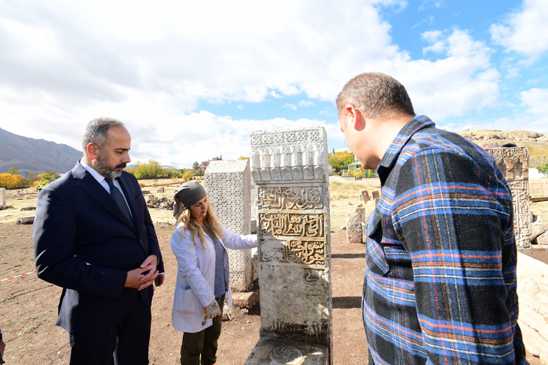 <p>Seluklu Mezarl'ndaki almalar tamamlayarak gelecek nesillere aktarmak istediklerini anlatan evli, 'Mezarlkta almalar baladktan sonra hem yurt ii hem de yurt dndan ok sayda turist gelmeye balad. almalar hem inan hem de tarih ve kltr turizmi asndan ok nemli. Burada bir mze de yapacaz. Emei geen herkese teekkr ederim. niversite olarak bu tr bilimsel almalara destek vermeye devam edeceiz.' dedi.</p>