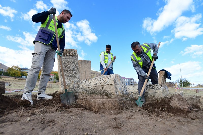 <p><b>- '20 MEZAR TAINI GN YZNE IKARDIK'</b></p><p><b><br></b></p><p>Do. Dr. Ercan al ise Geva'taki Seluklu Mezarl'nn ok zengin ssleme sanatna ve youn mezar ta tipolojisine sahip olduunu, bu zelliiyle dier mezarlklardan ayrldn belirtti.</p>