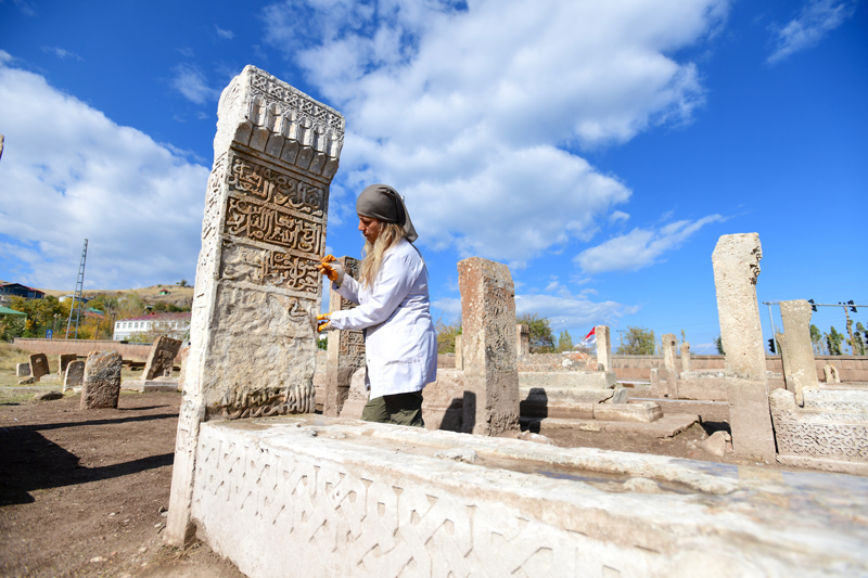 <p>'Buradaki almalar bu yl Cumhurbakanl himayelerine dahil edildi. Valiliimiz destek veriyor. Mezarlarn ahide ve sanduka ksmlar bulunuyor. Uzman hocalarmz, akademisyenlerimiz, yksek lisans, doktora ve lisans rencilerimizden oluan ekip toprak altnda kalan ahide ve sandukalar ortaya karyor. Krlan ve liken tutan zeri sslemeli mezar talar restore ediyor. Mezar talarnn zerinde geometrik bezemeler, eitli bitki motifleri, sslemeler var. Vefat edenin bilgileri yazl. Baz talarda beyitler, hadisler, Kur'an- Kerim'den ayetler ve dualar da var. Bu dnemsel olarak farkllklar gsteriyor. Akademisyenlerimiz bu yazlar, sslemeleri inceliyor. Buradaki almalar bilimsel makalelere konu oluyor. Yaplan almalar ok kymetli. Adeta toprak altnda kalan bir tarih gn yzne karlyor.'</p>
