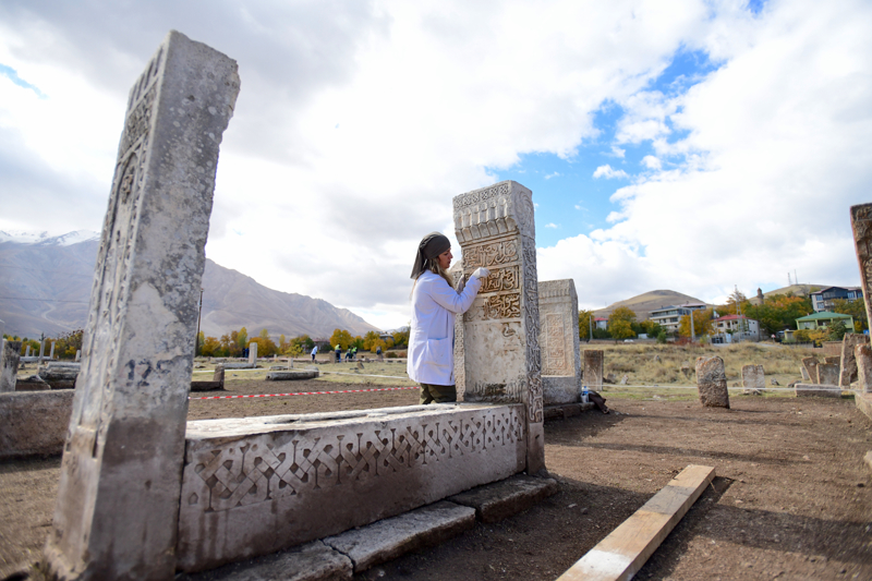 <p>'Geva Seluklu Mezarl'nn 'Gelecee Miras' projesine dahil edilmesiyle, alanda yrtlen restorasyon almalarda byk oranda ilerleme kaydedildi. Bunda Kltr Varlklar ve Mzeler Genel Mdrl Gelecee Miras ubesinin alandaki almalar sk takip etmesi ve her trl destei vermesi etkili oldu. almalarmzn bu ylki blmnde u ana kadar 20 yeni mezar tan gn yzne kardk. Uzman ekiplerimizce kayt altna alnd, temizlikleri yaplarak orijinal haline dntrld. Yaklak 700 yldr toprak altnda kalan mezar talar, gemile gnmz arasnda kltr ve sanat balamnda iletiimi salayan ok nemli kaynak oldu. Ayn zamanda ok sayda mezar tayla ilgili tmleme (birletirme) almalar yaptk. Alanda birok mezar tann krldn, dtn, erildiini tespit ettik. Bakanlmzn destekleriyle bunlarn bir ksmn ayaa kaldrdk. Atalarmzdan kalan bu kymetli kltrel miras gelecek nesillere aktarm nemli gryoruz.'</p>