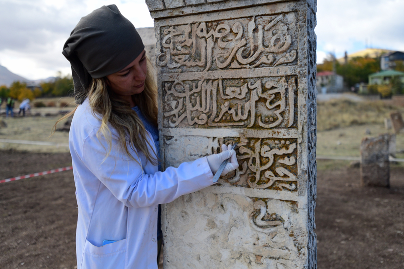 <p><b>- 'HALME HATUN KMBET'NN RESTORASYON ALIMALARINA BALANACAK'</b></p><p><b><br></b></p><p>Kazlarda nemli bulgulara ulaldn da vurgulayan al, 'Bu ylki almamzda ilk defa stun formlu sandukalar ortaya kardk. Gn yzne karlan sandukalarn zerindeki sslemeler, ince detaylar dier mezarlklarda bulunan stun tipolojisindeki sandukalardan farkldr. Bu da Geva'taki Seluklu Mezarl'nn Trk-slam dnyas asndan ne kadar nemli olduunu gsteriyor. Valimiz Sayn Ozan Balc'nn desteiyle alanda evre dzenlemesi, travers ve restorasyon almas yaplyor. Bu kapsamda hem mimari yapsndaki sslemeleriyle hem de tipolojisiyle Seluklu geleneinde ina edilen Halime Hatun Kmbeti'nin restorasyon almalarna ksa srede balanacak. Tm hazrlklar yapld.' diye konutu.</p>