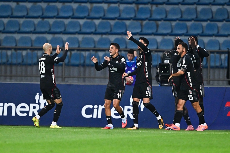 <p><b>LK 15 DAKKALARDA OK GOL ATIYORLAR</b></p><p>Bu sezon Sper Lig malarnn ilk 15 dakikalk blmnde Fenerbahe'den (4) daha fazla gol atan tek takm Beikta (5). Bu rekabette atlan son 41 goln sadece drd bu aralkta gelirken; sar-lacivertliler , siyah-beyazllar ise bir kez ilk eyrek saatlik dilimde alar havalandrd.</p>