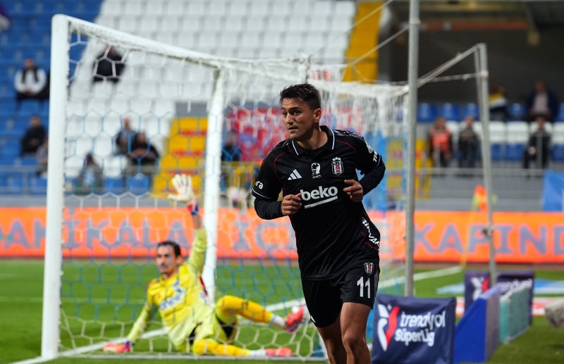 <p><b>CENGZ NDER: F.BAHE'YE 2 GOL</b></p><p>Beikta'n Sper Lig'deki son drt golnn ikisinin sahibi olan Cengiz nder, profesyonel kariyerinde Fenerbahe'ye rakip olduu alt resmi mataki iki goln de Nisan 2017'de stanbul Baakehir formasyla kaydetti (Trkiye Kupas).</p>