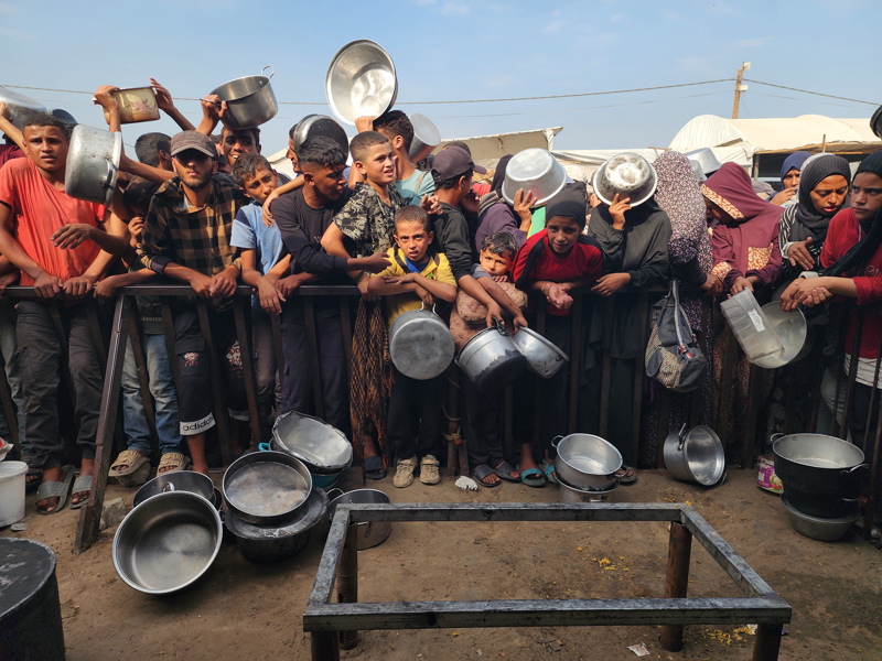 <p>Gazze eridi'nin gneyinde bulunan Han Yunus kentindeki el-Mevasi blgesinde, bir hayr kurumu tarafndan srail saldrlar sonucu yerinden edilmi Filistinlilere scak yemek datm yapld. Datm srasnda aralarnda kadn ve ocuklarn da bulunduu ok sayda kii uzun kuyruklar oluturdu.</p>