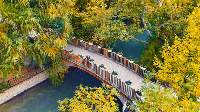 <p>Sarp kayalıkları, Tohma Çayı ve rengarenk ağaçlarıyla dikkati çeken kanyon, sonbahar aylarında oluşturduğu renk cümbüşüyle doğa tutkunlarının uğrak noktası haline geldi.</p>