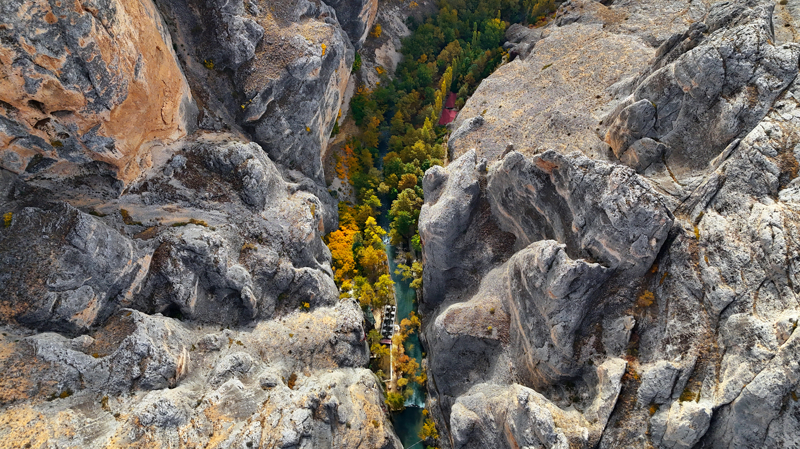 <p>Somuncu Baba Külliyesi'ne yakın konumunda bulunan bölge, yürüyüş yolları, ahşap köprüleri ve doğal şelaleleriyle yıl boyunca ziyaretçi çekiyor.</p>