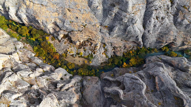 <p>Kahramanmaraş'tan gelen Gazi Akseki ise, bölgeyi çok beğendiğini ifade ederek, 'Suyun sesi ve doğanın renkleri insana huzur veriyor. Görülmesi gereken bir yer.' diye konuştu.</p>
