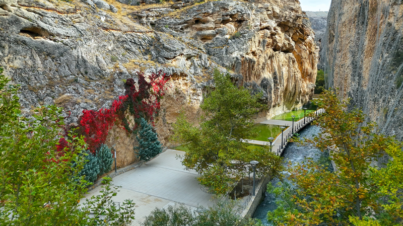 <p>Turizm rehberi Taha Eymen Dalyan, ilçenin doğa ile iç içe olduğunu ifade ederek 'Darende, doğa ve inanç turizmi açısından büyük bir potansiyele sahip. Tohma Kanyonu, bozkırın ortasında bir cennet.' dedi.</p>