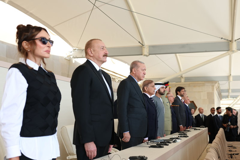 <p>Azadlk Meydan'ndaki treni Azerbaycan Cumhurbakan lham Aliyev, Cumhurbakan Recep Tayyip Erdoan ve Pakistan Babakan ahbaz erif birlikte izledi.</p>