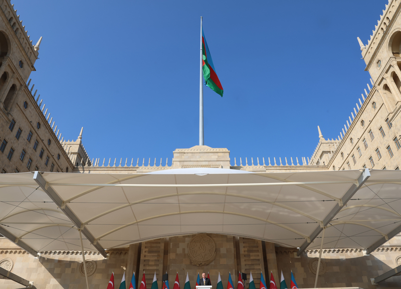 <p><span >Treni meydanda Azerbaycan ve Trkiye bayraklaryla binlerce kii izledi. Gei yapan birlikleri selamlayan vatandalar, 'Karaba, Azerbaycan'dr', 'ehitler lmez, vatan blnmez' sloganlar att.</span></p>