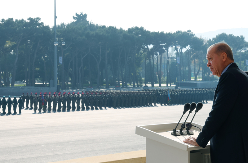 <p>2. Karaba Sava'nn seyrini deitiren insansz hava aralar (HA), Azerbaycan envanterindeki Bayraktar TB2 ve Aknc SHA'lar da trende yer ald. Hazar Denizi'nde, Bak aklarnda demirli sava gemileri ve Hava Kuvvetlerine ait uaklar da Azerbaycan bayrann renklerinde duman brakarak gsteriye katld.</p>