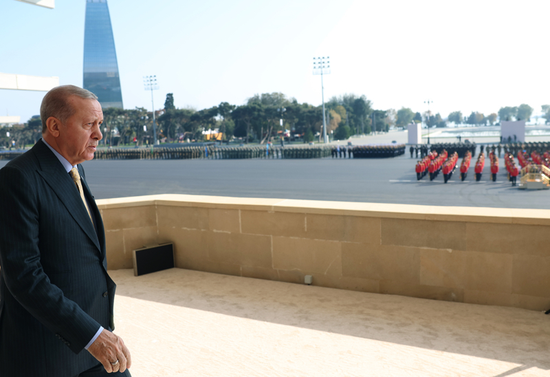 <p>Azerbaycan ordusunun zel harekat birlikleri, deniz piyadeleri, snr muhafzlar, i gvenlik birlikleri, Milli Gvenlik Servisi timleri ve askeri okul rencileri gei yapt.</p>