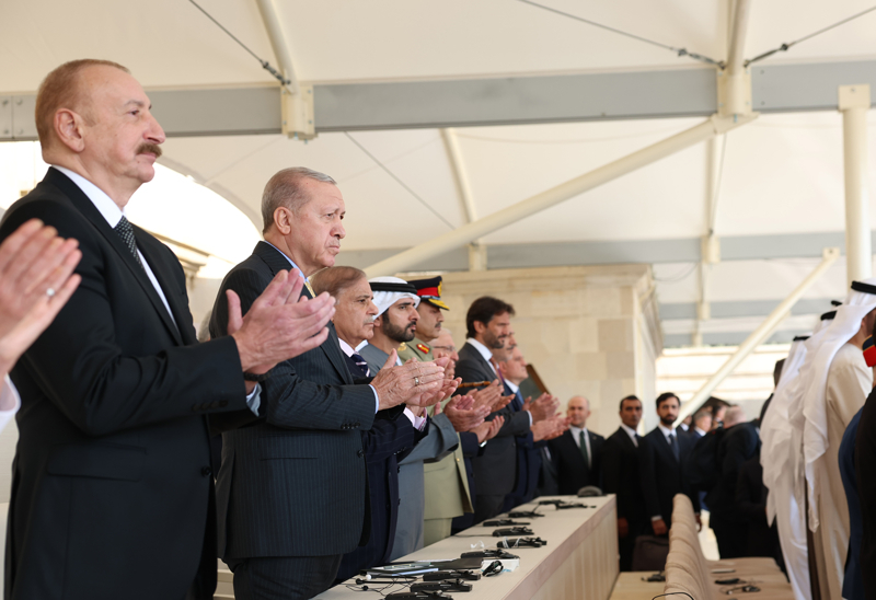 <p>Tren,  lkenin milli marlarnn alnmas ve 44 gnlk savata ehit olan askerler iin bir dakikalk sayg duruuyla balad.</p>