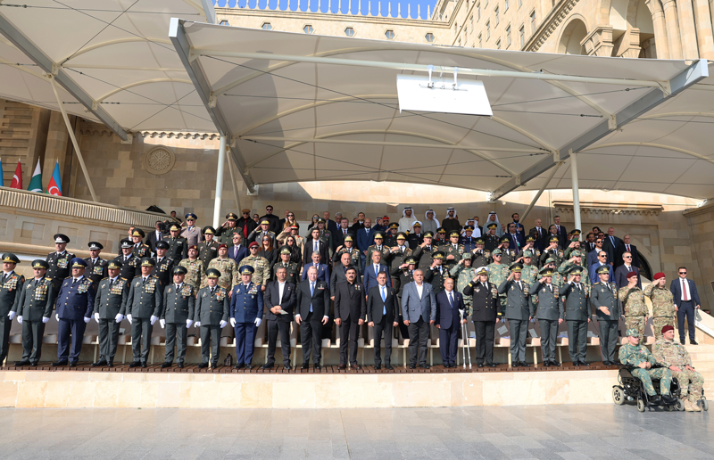 <p>Savunma Bakan Zakir Hasanov'un tekmil verdii srada Cumhurbakan Aliyev, 'Selam asker' hitabyla birlikleri selamlad ve liderler, kendilerine ayrlan blmden treni takip etti.</p>