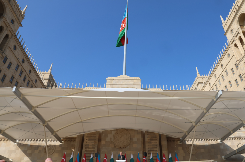 <p>Azerbaycan'a ait helikopterler de Trkiye, Azerbaycan ve Pakistan bayraklaryla donatlm ekilde sahneye kt.</p>