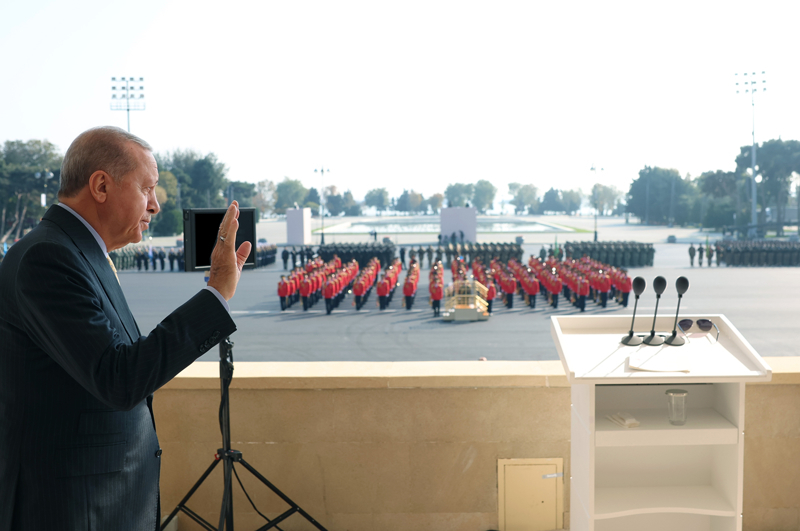 <p>Trkiye'nin 2. Karaba Sava boyunca verdii destein sembol olarak Cumhurbakanl Muhafz Alay Tren Birlii Komando Taburu da geitte yer ald. ki lke askerlerinin admlarndaki uyum, izleyenler tarafndan uzun sre alkland. 2. Karaba Sava gazileri, byk cokuyla meydandan geti.</p>