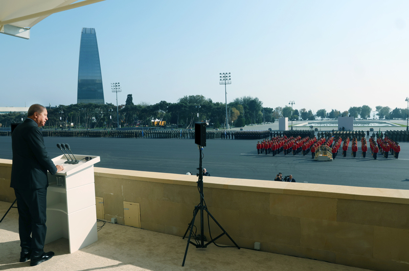 <p>Trende Azerbaycan ordusunun modern tanklar, zrhl aralar, uzun menzilli fze sistemleri ve topu unsurlar da sergilendi.</p>