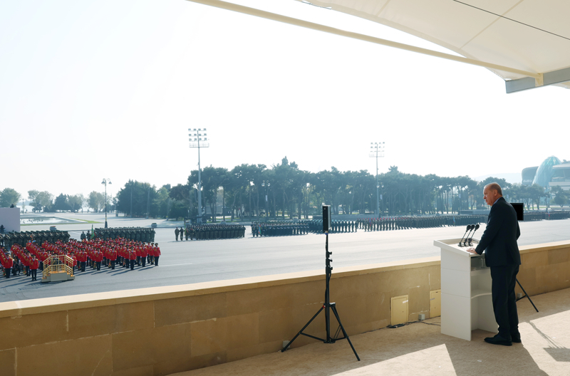 <p>Pakistan Silahl Kuvvetlerine ait birlikler de trende yer ald.</p>