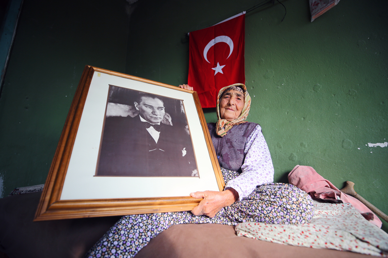 <p>Bir asrı aşan yaşamında Atatürk'e sevgi ve saygısını hep taze tutan Sağ, her 10 Kasım'da Gazi Mustafa Kemal Atatürk'ü özlemle anıyor.</p>