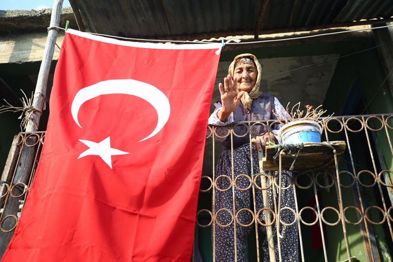 <p>Sağ, o dönemde köy okulunda görevli öğretmeninin Atatürk'ü anmak için öğrencilerden şiir ezberlemelerini istediği çocuklardan biriydi.</p>