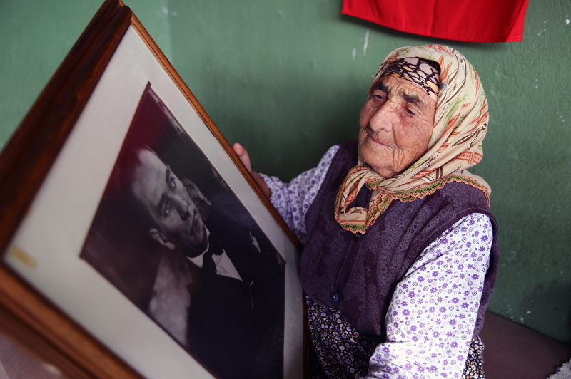 <p>Sağ, Atatürk'ün ebediyete intikaliyle aynı zamanda akrabası da olan öğretmeninin okulda bir anma programı düzenlediğini dile getirdi.</p><p>Şiirle tanışma serüvenini anlatan Sağ, 'Öğretmenimiz şehre gidip şiiri aradı. Sonra bana, 'Cennet, o şiiri ben arayıp bulacağım, sen de çalışkan olduğun için ben bunu sana öğreteceğim.' dedi. O öğretmeden ben öğrendim.' diye konuştu.</p><p>Sağ, yıllar önce ezberlediği şiiri yaşının ilerlemesine rağmen unutmadığını ve aynı heyecanla okuyabildiğini belirtti.</p>