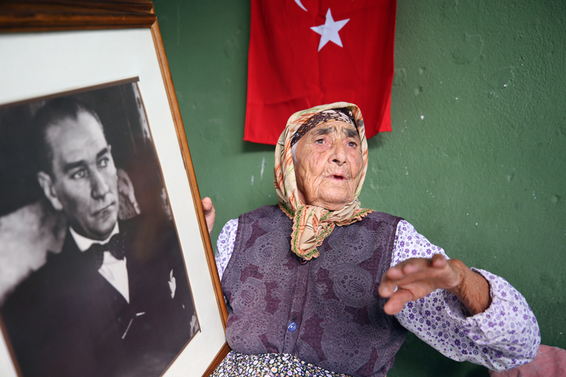 <p><b>- 'O GÜN HERKES YASA BOĞULDU'</b></p><p><b><br></b></p><p>Cennet Sağ, AA muhabirine, Atatürk'ün ölüm haberini aldığında büyük üzüntü yaşadığını söyledi. Atatürk'ün hayatını kaybettiği günü çok iyi hatırladığını anlatan Sağ, 'O gün herkes yasa boğuldu. Ağladılar, mevlit ve Kur'an-ı Kerim okuyup namaz kıldılar.' dedi.</p>