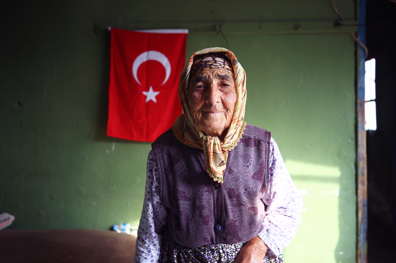 <p>Öğretmenin verdiği 'Atatürk' şiirini o gün seslendiren Sağ, aradan 87 yıl geçse de şiiri ezbere okuyabiliyor.</p>